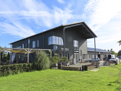 908226 Gezicht op het bedrijfspand van Brouwerij Maximus (Pratumplaats 2A) te De Meern (gemeente Utrecht).